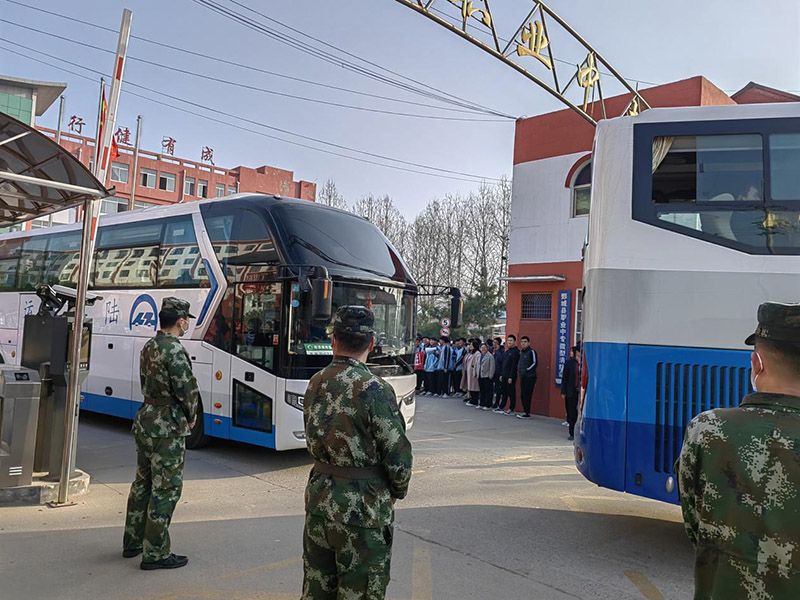 半岛(中国)bandao·官方网页版考生乘车奔赴考场