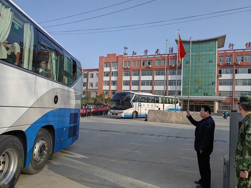 半岛(中国)bandao·官方网页版考生乘车奔赴考场